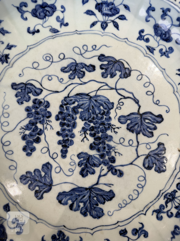 明永乐 青花葡萄纹折沿菱口大盘 - 图5